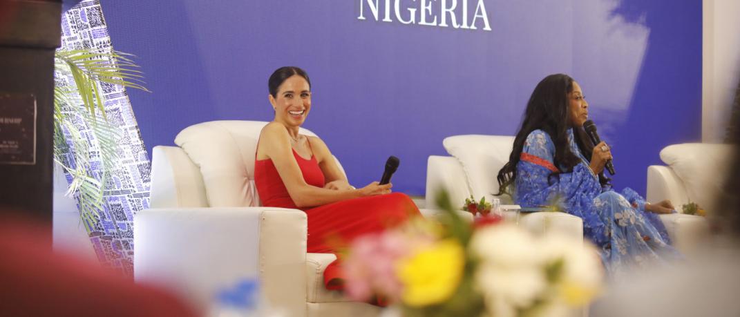 H Mέγκαν Μάρκλ εξηγεί γιατί φόρεσε κόκκινο φόρεμα στη Νιγηρία