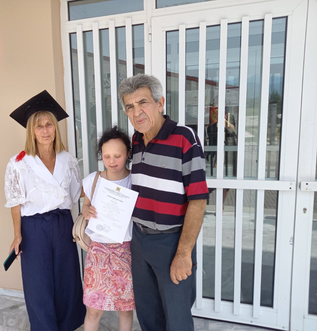 Με τους γονείς της στην αποφοίτησή της
