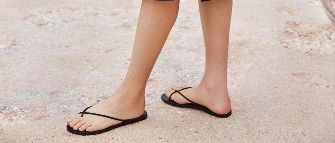 Πώς οι σαγιονάρες μετατράπηκαν από παπούτσια της θάλασσας σε must-have της μόδας