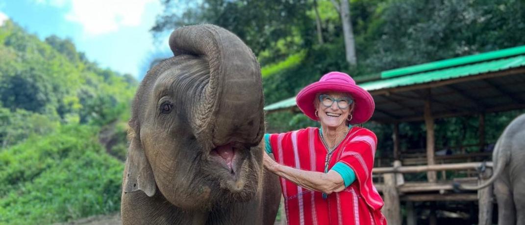 75χρονη infuencer φωτογραφίζεται με ελέφαντα