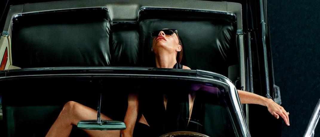 Η Βικτόρια Μπέκαμ στην πιο σέξι της φωτογράφιση ever -Ποζάρει μέσα στο αυτοκίνητο για τη νέα της καμπάνια [εικόνες]