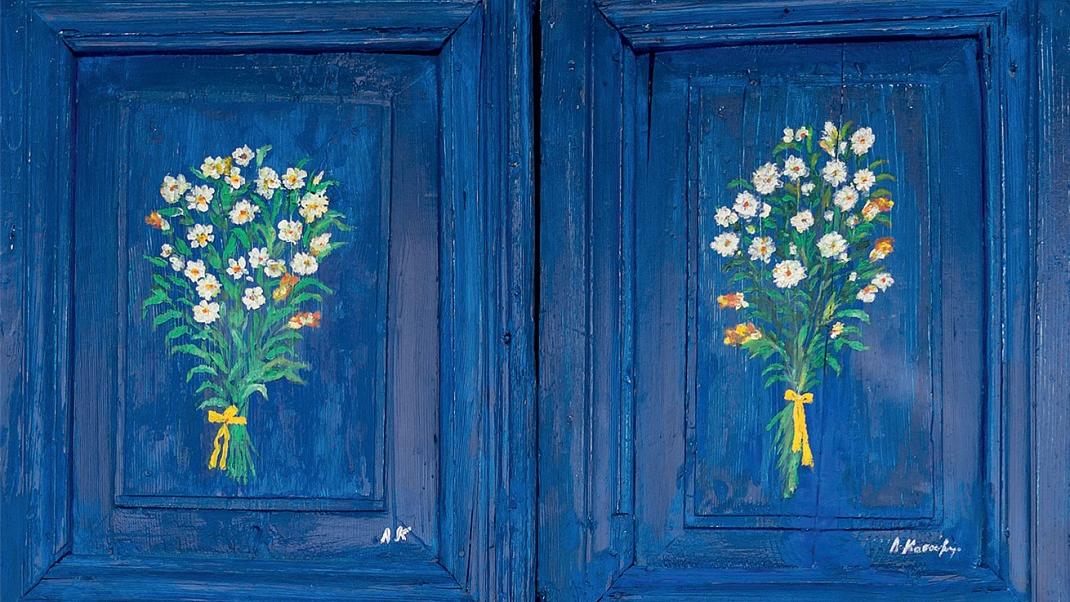 Μπλε πόρτα με λουλούδια
