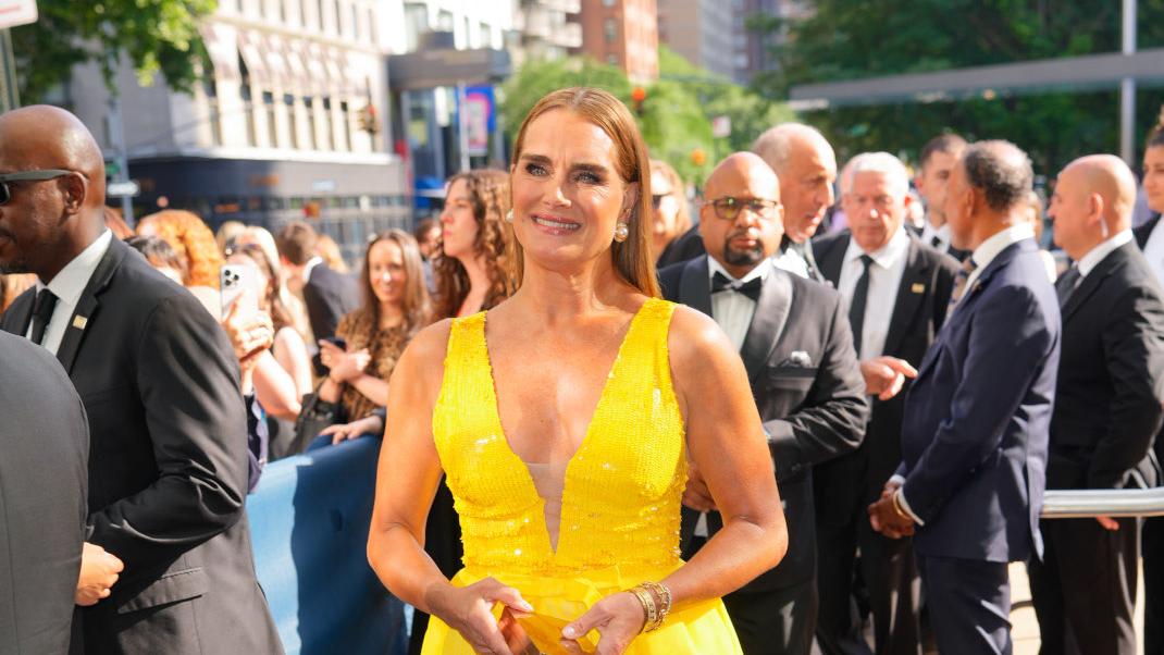 Η Μπρουκ Σιλτνς με κίτρινο φόρεμα στα Tony Awards