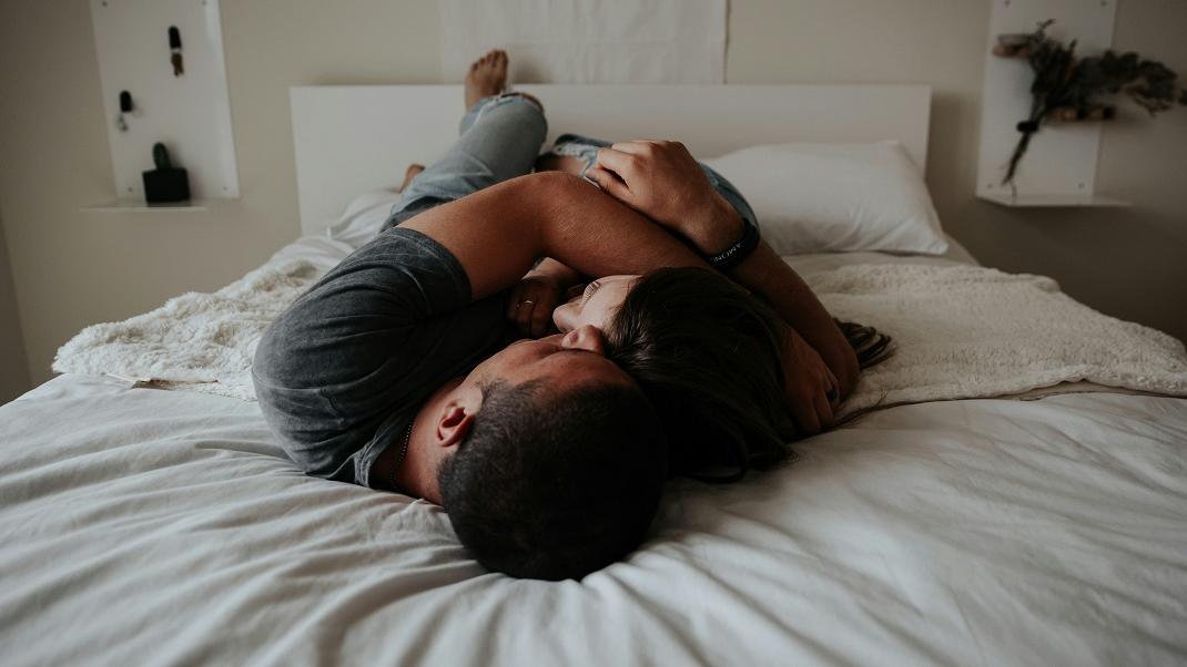 ζευγάρι αγκαλιά στο κρεβάτι
