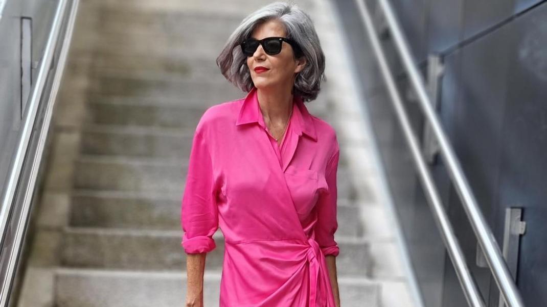 γυναίκα άνω των 50 με ροζ φόρεμα