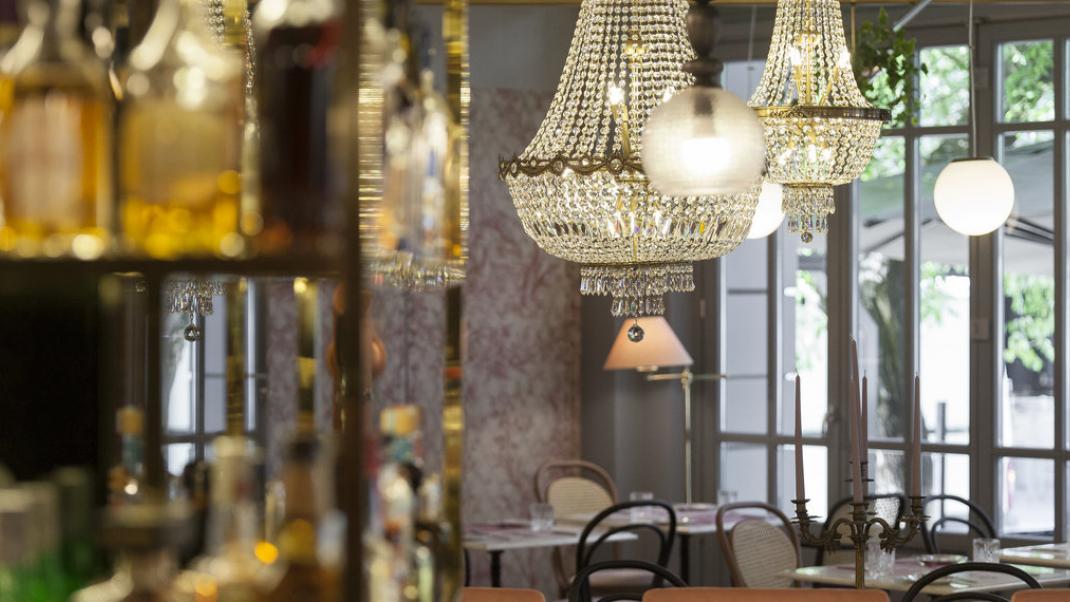 Charlie D.: Μια brasserie με γαλλική κουζίνα στη Θεσσαλονίκη που θυμίζει σκηνικό του Wes Anderson | 0 bovary.gr