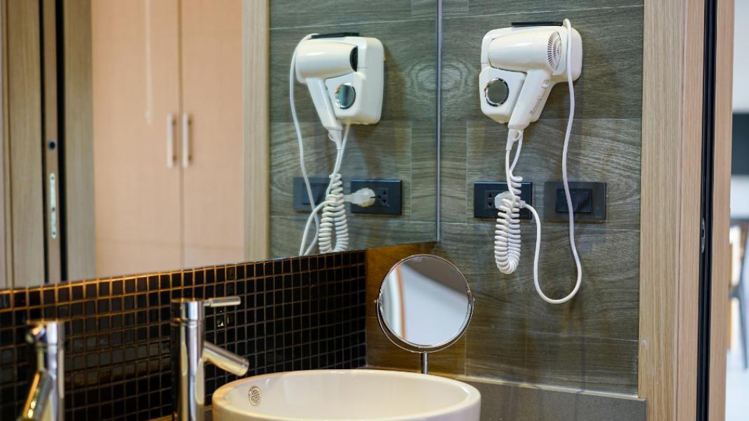 Πιστολάκι στο μπάνιο του ξενοδοχείου, Φωτογραφία: Shutterstock/By stock_SK