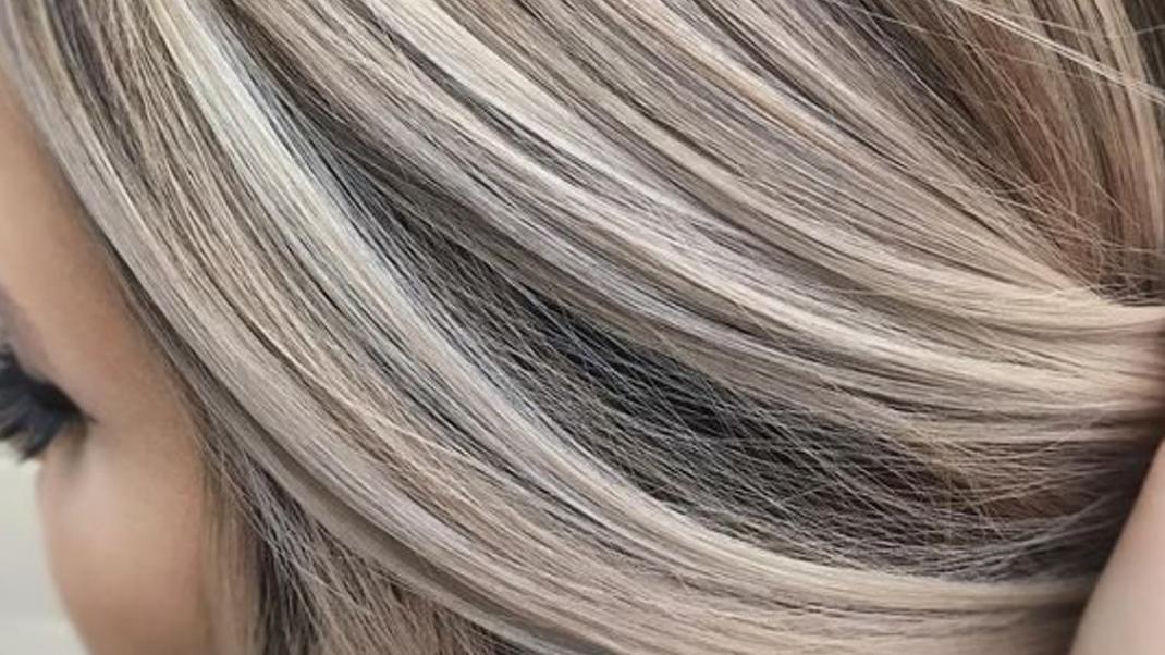 Как избавиться от серого цвета волос при мелировании