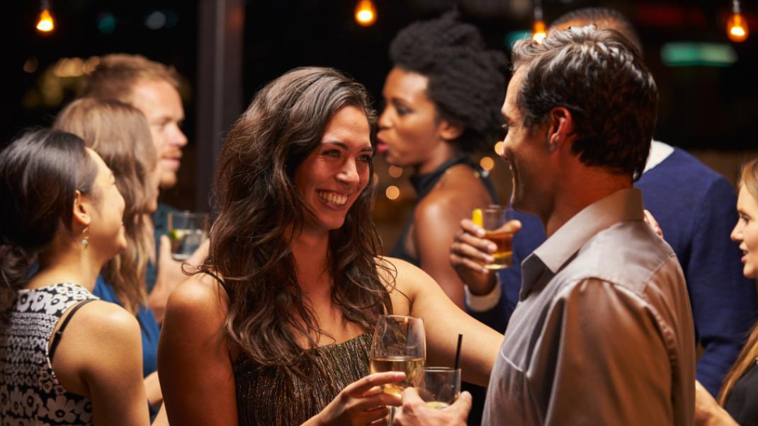 Νέα γνωριμία σε ένα μπαρ, Φωτογραφία: Shutterstock/By Monkey Business Images