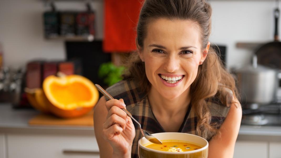 Μια γυναίκα μετά τα 40 τρώει σούπα, Φωτογραφία: Shutterstock/By Alliance