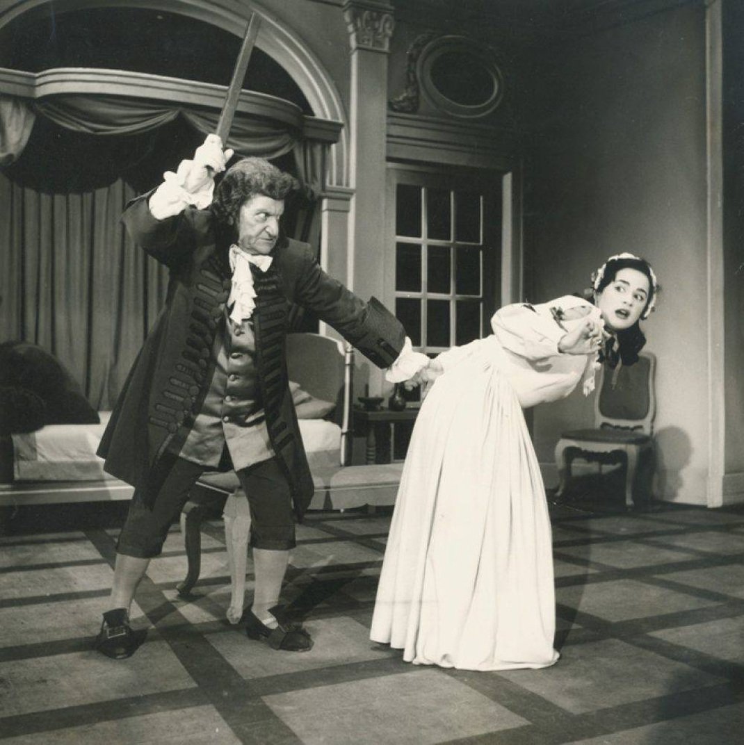 Χρ. Νέζερ & Αλ. Βουγιουκλάκη - «Κατά Φαντασίαν Ασθενής» στο Δημοτικό Θέατρο Πειραιά (1953). Φωτογραφία: Ελληνικός Κινηματογράφος