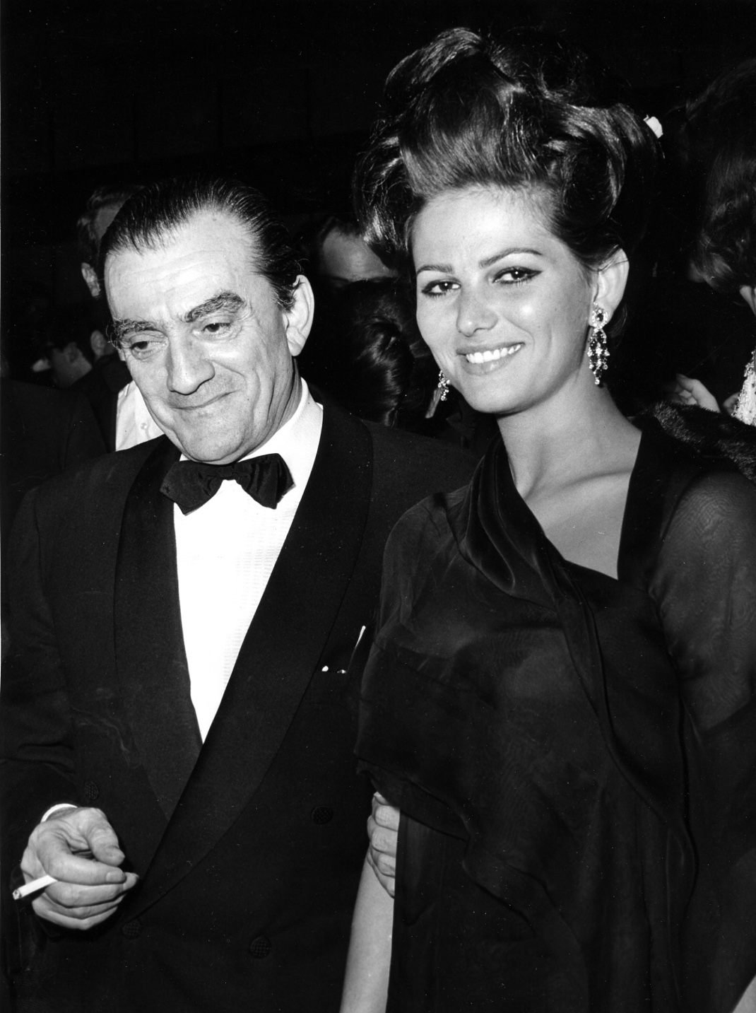 Claudia Cardinale και Luchino Visconti στην παγκόσμια πρεμιέρα της ταινίας «The Leopard», Ιταλία 1963/ Φωτογραφία: AP Images 