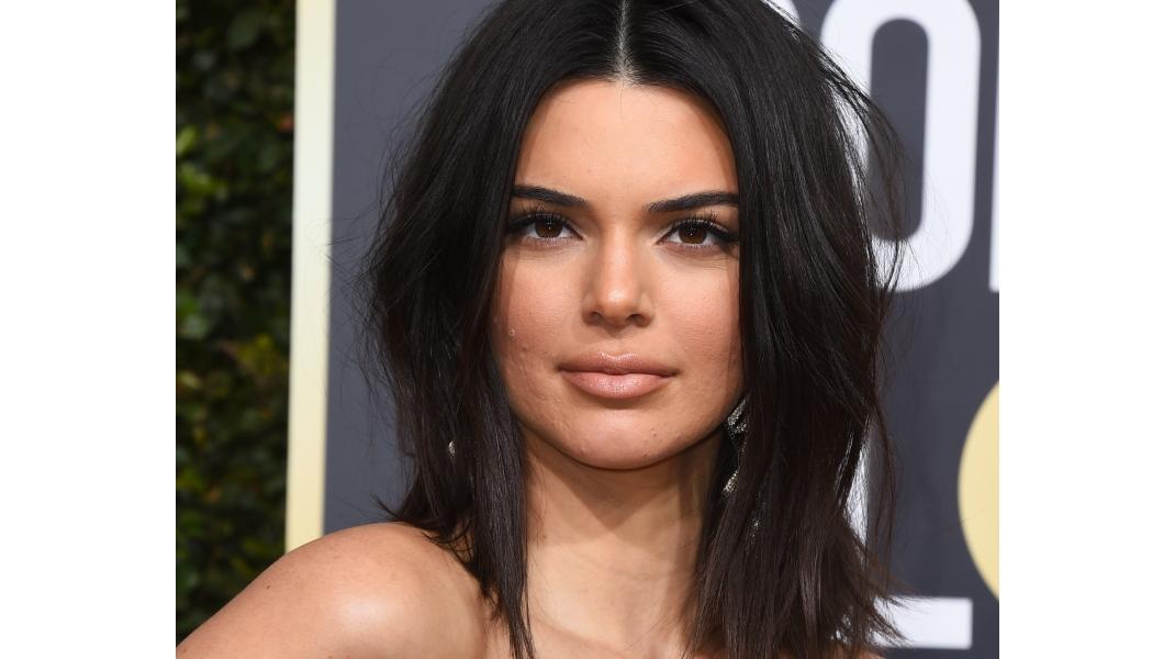 Η πολυσυζητημένη φωτογραφία της Kendall Jenner, στις Χρυσές Σφαίρες το 2018/AP Images