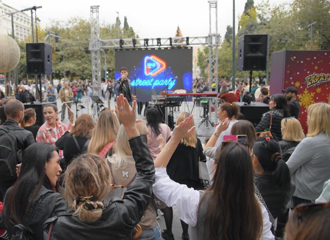 Ο Δημήτρης Θεοδοσιάδης στο live stage του Street Party by ΣΚΡΑΤΣ 