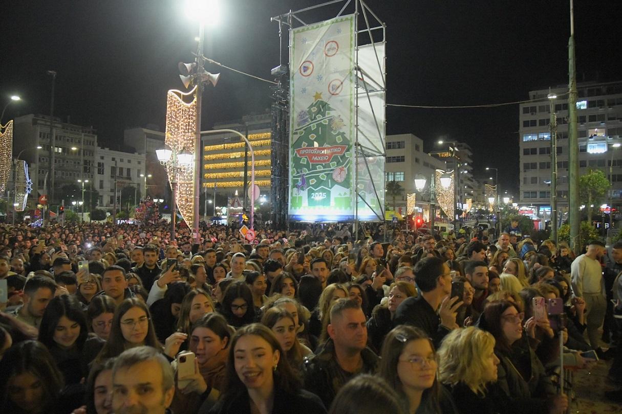  Πλήθος&nbsp;κόσμου&nbsp;στη&nbsp;χριστουγεννιάτικη&nbsp;φιέστα&nbsp;για&nbsp;τη&nbsp;φωταγώγηση&nbsp;του&nbsp;δέντρου&nbsp;στον&nbsp;Πειραιά 