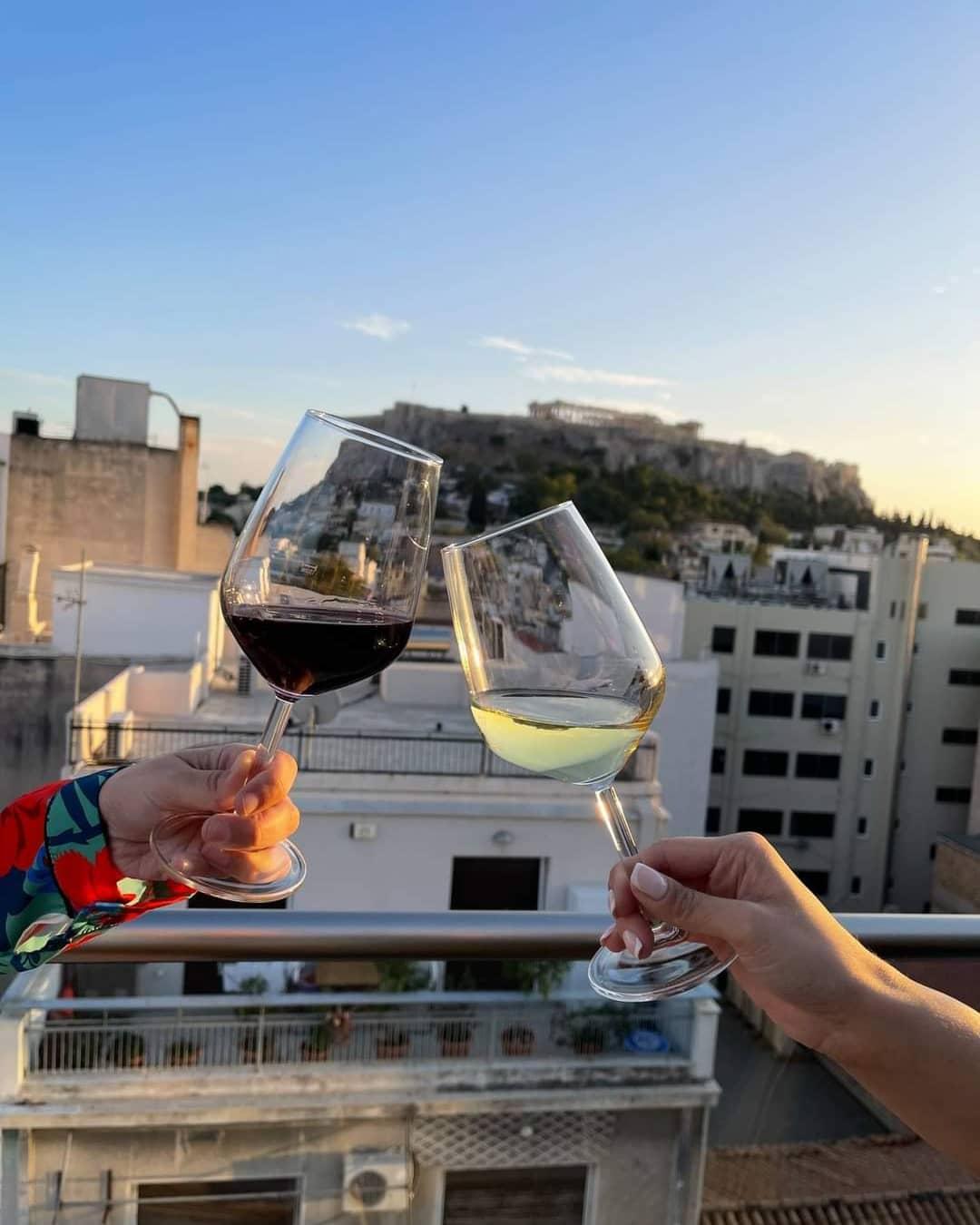 Στη wine list θα βρεις 100 ετικέτες από ελληνικούς αμπελώνες.