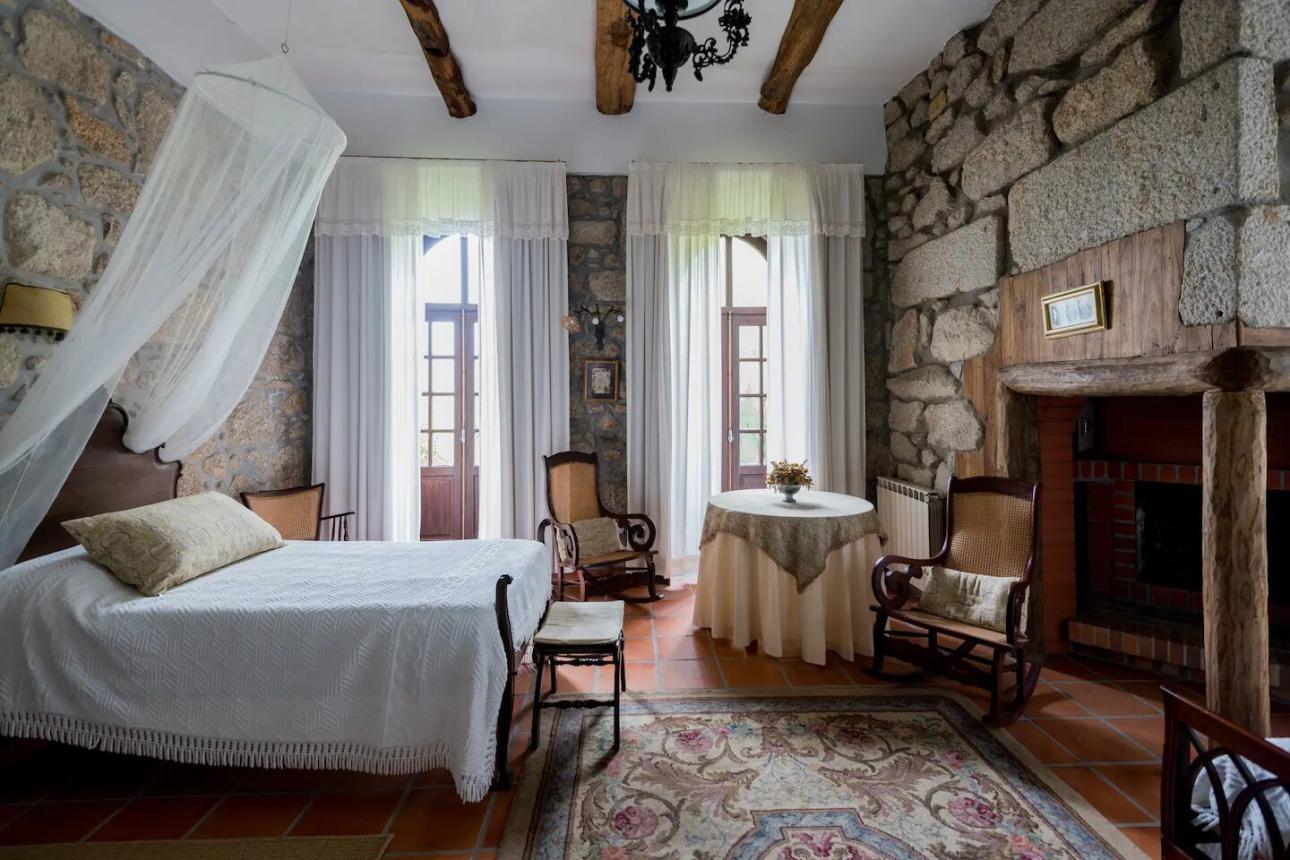  Santa Marta de Portuzelo Castle/ AIRBNB 