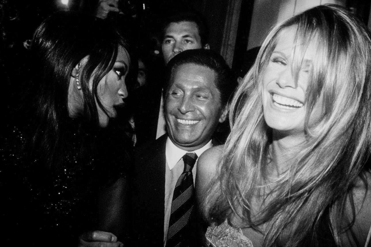 Ο Valentino μαζί με τα κορυφαία μοντέλα Naomi Campbell και Elle Macpherson, παραβρέθηκαν στα εγκαίνια μιας νέας μπουτίκ Valentino στις 14 Σεπτεμβρίου 1995 στη Ρώμη, Ιταλία. (Φωτογραφία:Getty Images) 