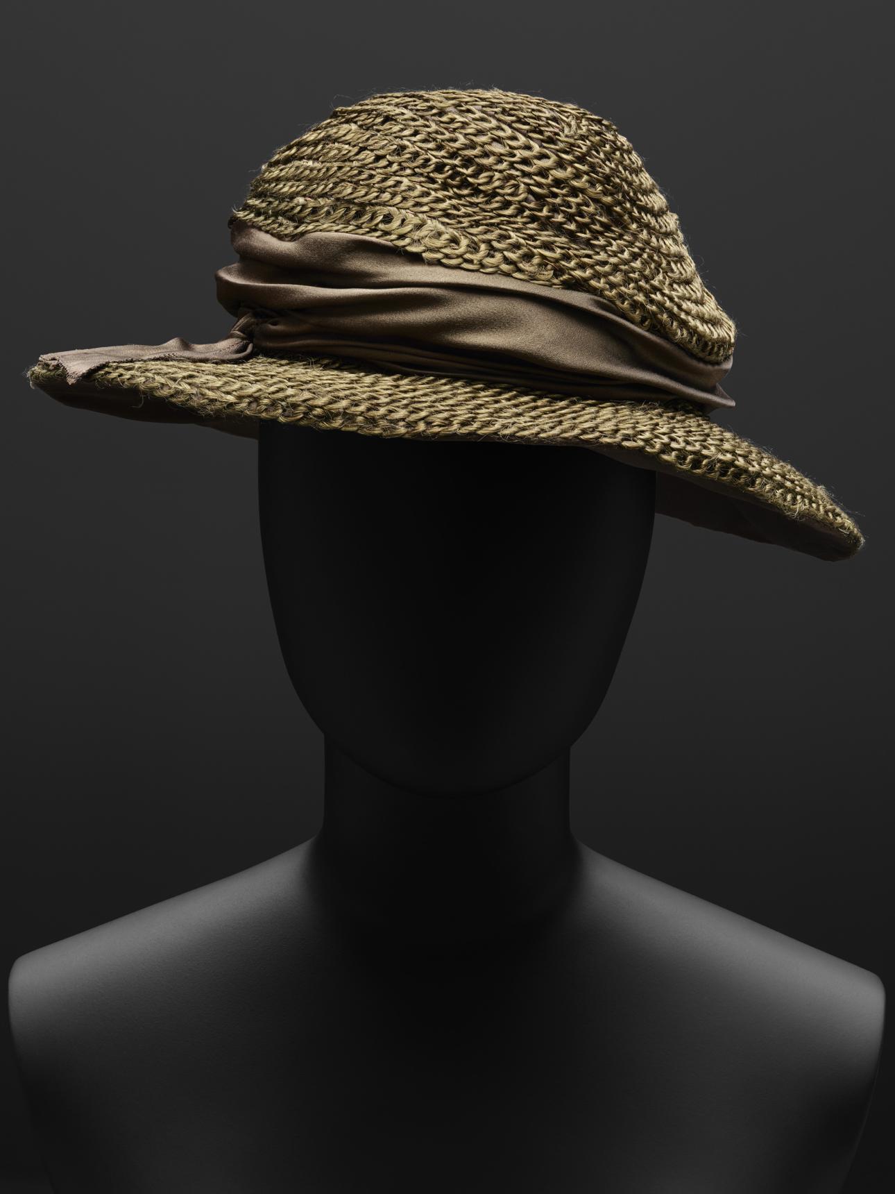 Gabrielle Chanel, Hat 1917 Patrimoine de CHANEL, Paris © CHANEL / Photo: Nicholas Alan Cope