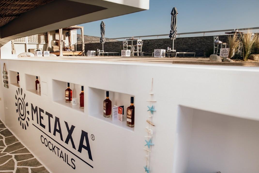 To pop up bar Metaxa για δροσερά cocktails με ελληνική υπογραφή