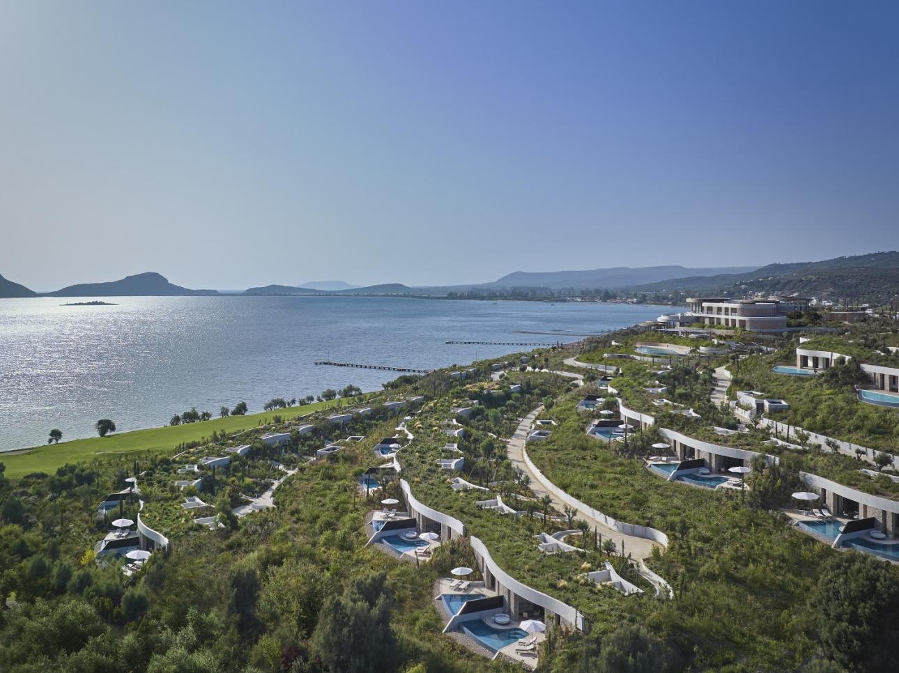 Το παραθαλάσσιο υπερπολυτελές resort περιλαμβάνει 99 σουίτες και βίλες