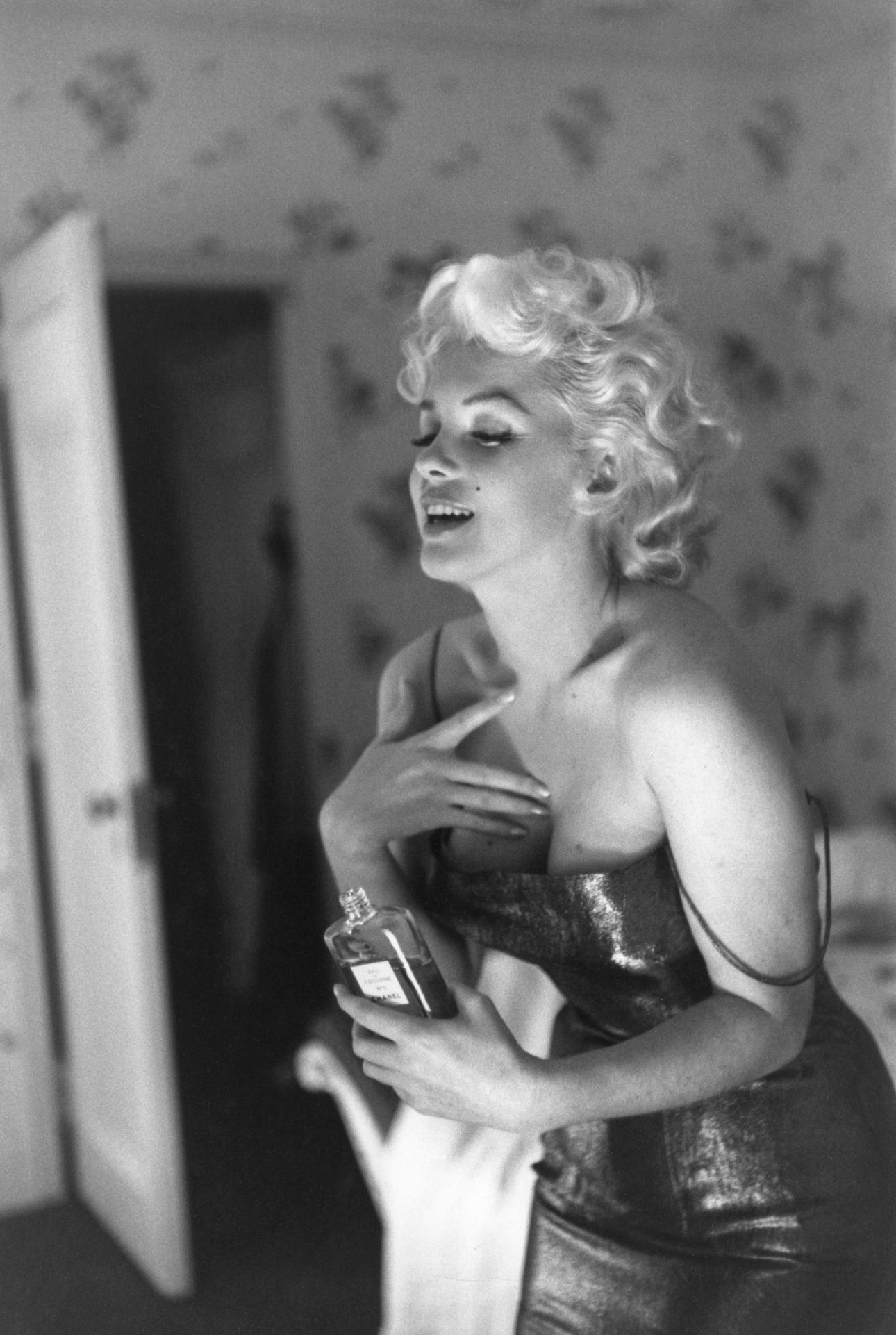 Marilyn Monroe applying Chanel N°5 at the Ambassador Hotel, New York, 24 March 1955. Photograph by Ed Feingersh. ©Ed Feingersh/Michael Ochs Archives/Getty Images