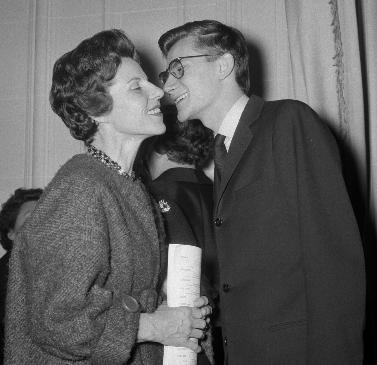 O Yves Saint Laurent με τη μητέρα του/ Φωτογραφία: AP Images 