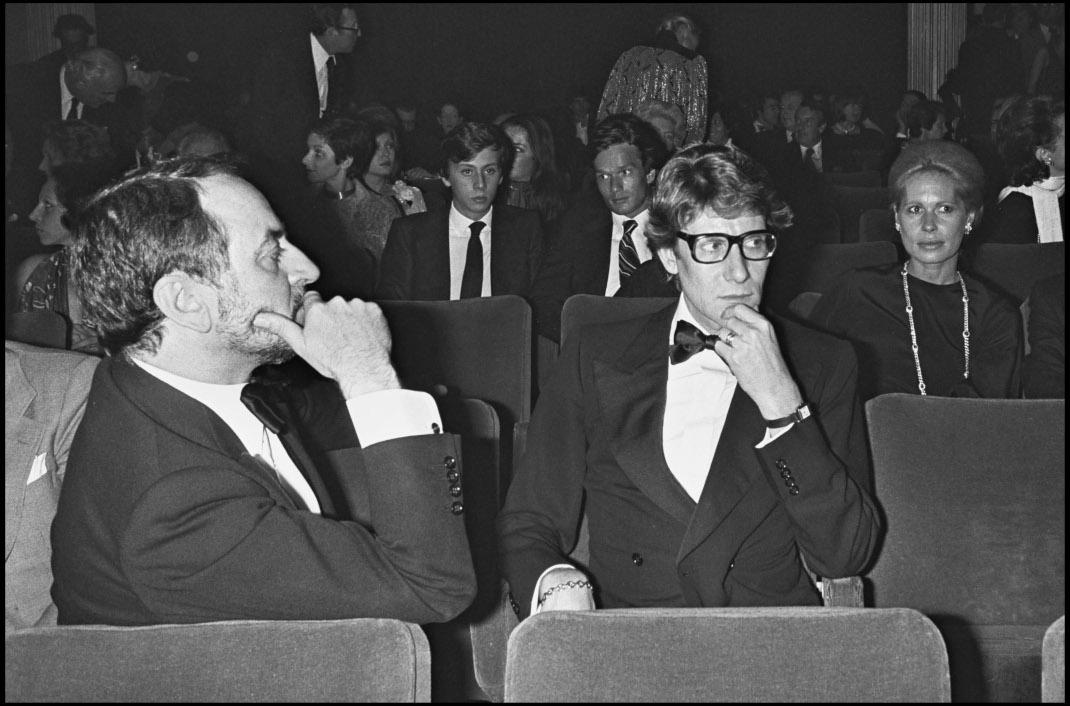 1976. O Pierre Berge κοιτάζει τον Yves Saint Laurent. Θα μείνουν μαζί για πάντα/Φωτογραφία: Getty Images-Ideal Image