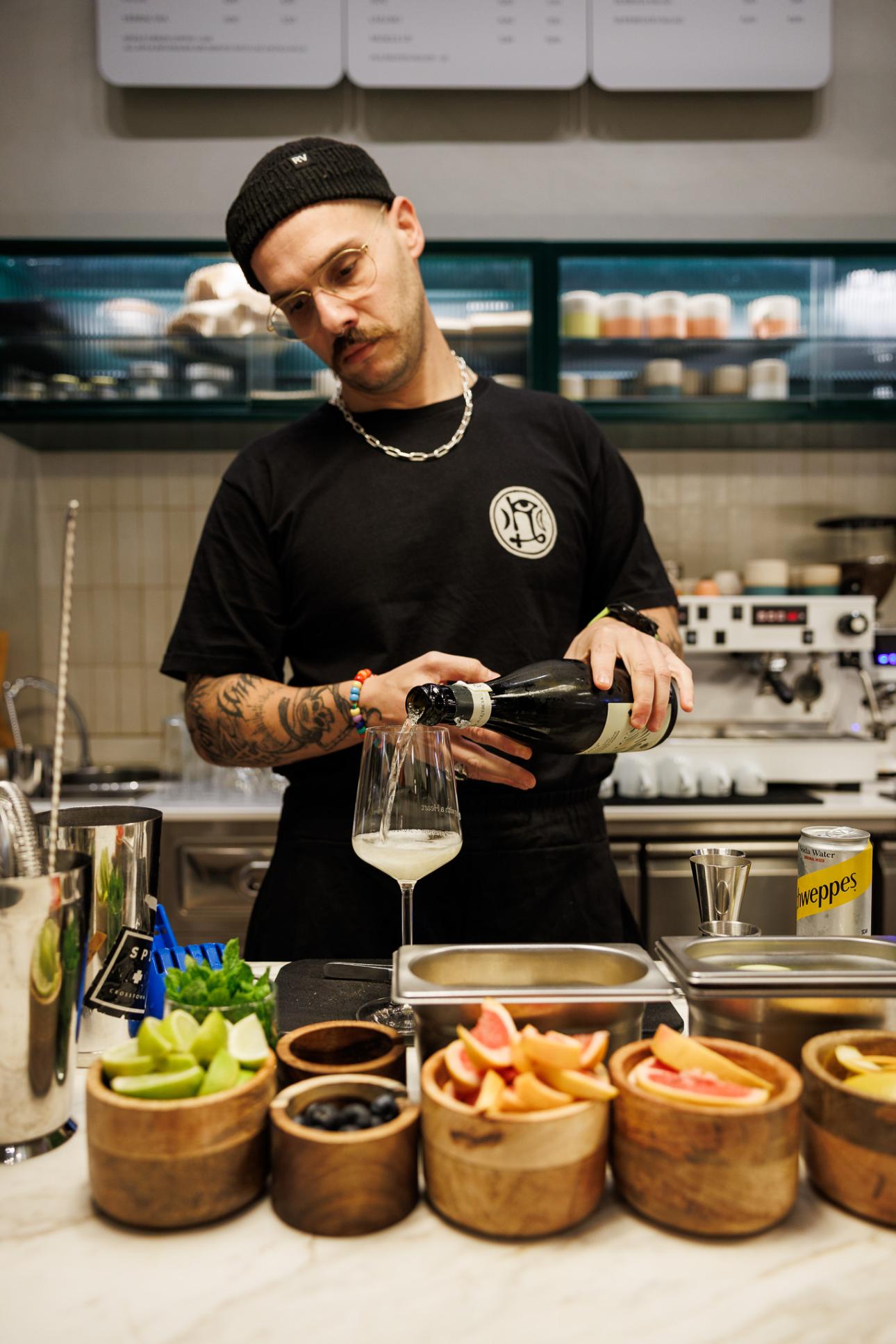  Ο bartender Νίκος Αναστασάκος 