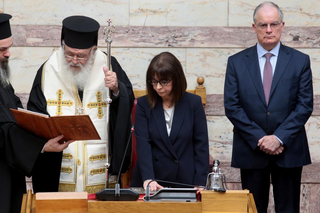 Η Αικατερίνη Σακελλαροπούλου παίρνει τον όρκο /Φωτογραφία: Eurokinissi