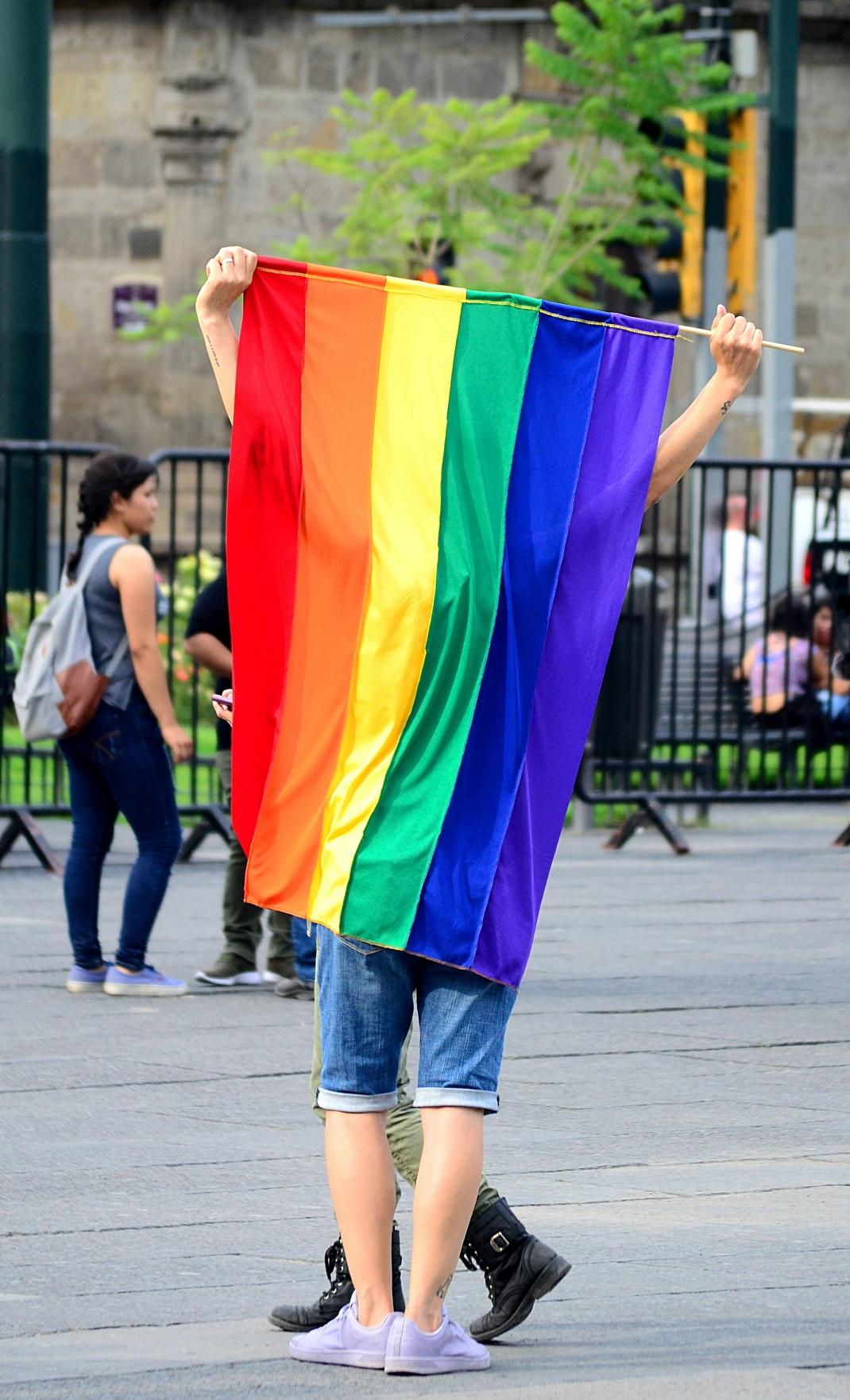 Άνδρας κρατάει τη σημαία lgbt