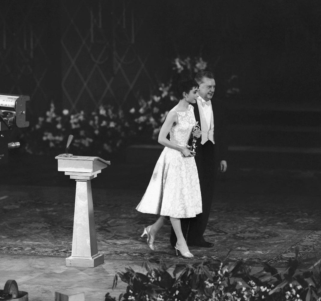 Η Audrey Hepburn παραλαμβάνει το Όσκαρ της το 1954 /Φωτογραφία: AP Images