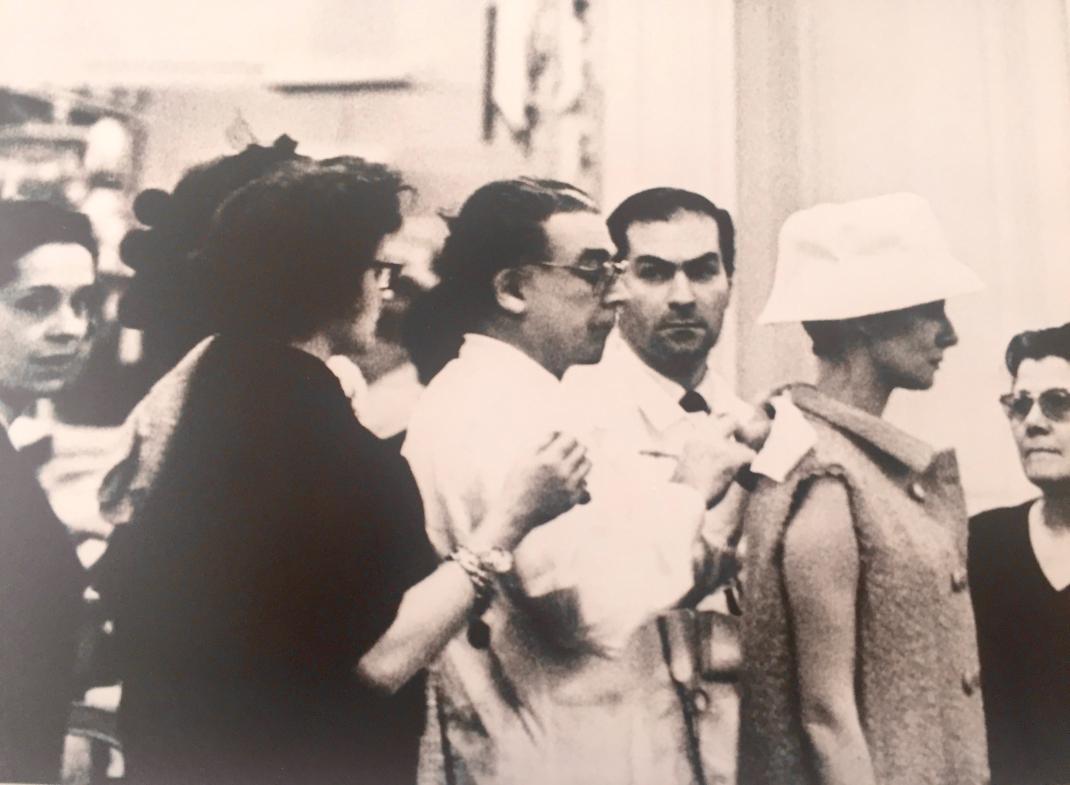 Ο Cristóbal Balenciaga στο ατελιέ του, Paris Early 1960s Photo: Thomas Kublin Balenciaga Archives, Paris © Thomas Kublin Courtesy of Maria Helene Kublin