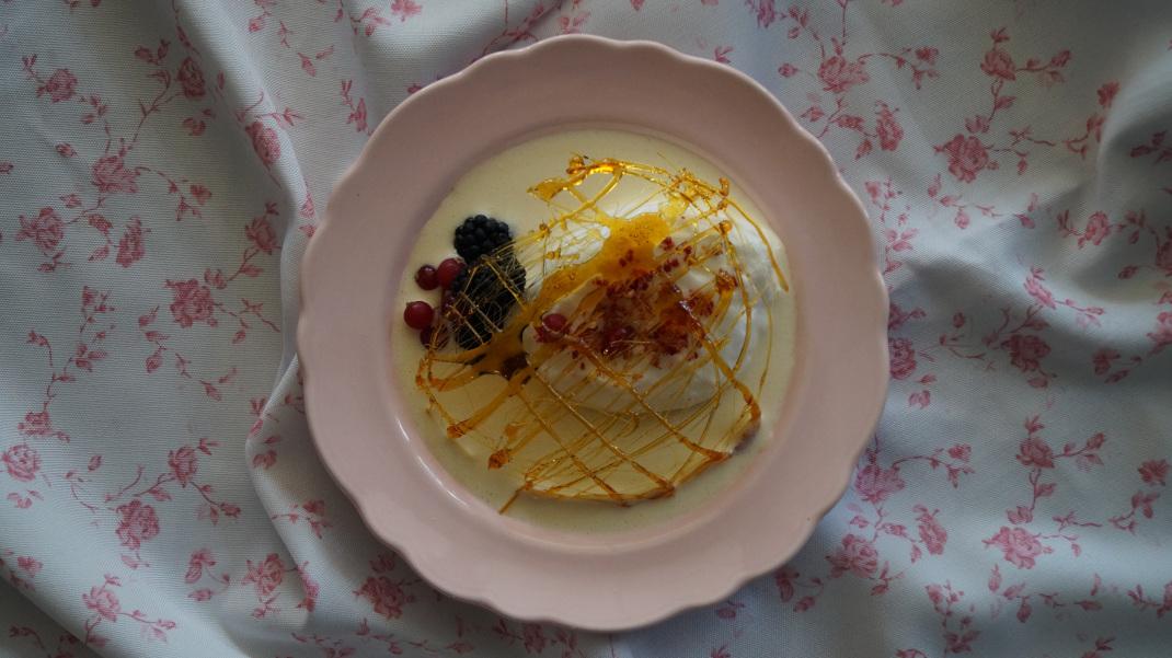  'Eνα κλασικό île flottante ή αλλιώς Floating Island / φωτογραφία: This Cooking Man 