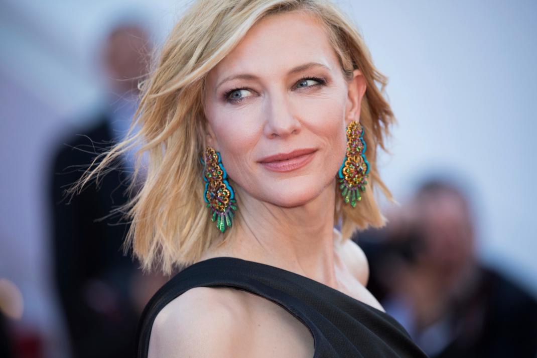 Η Cate Blanchett με κρεμαστά σκουλαρίκια