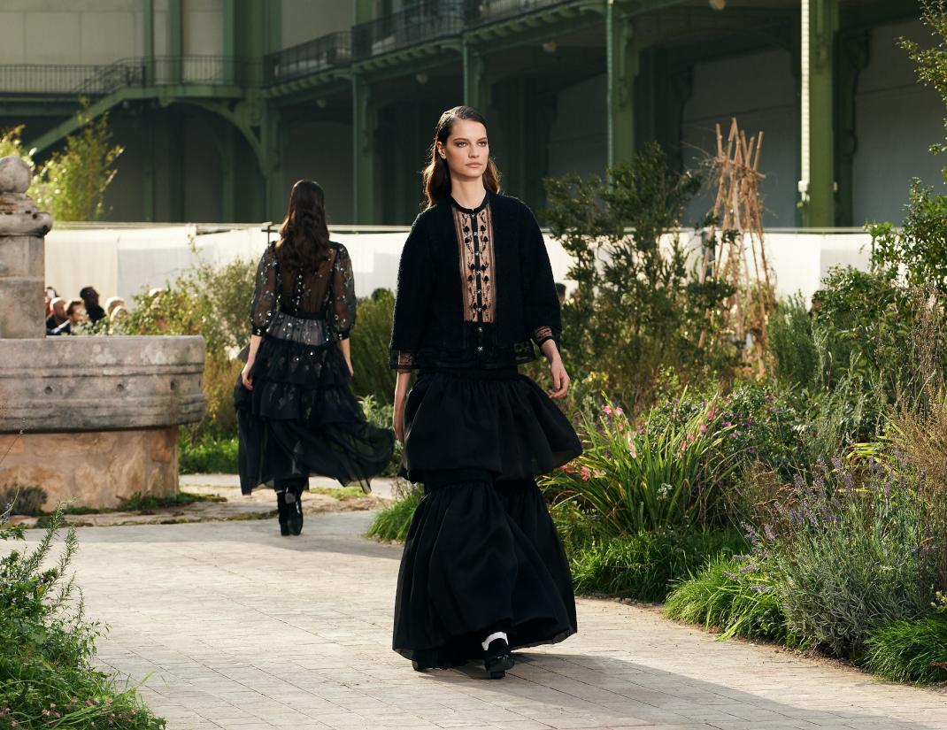 μοντέλο περπατά στο σόου Haute Couture 2020 της Chanel