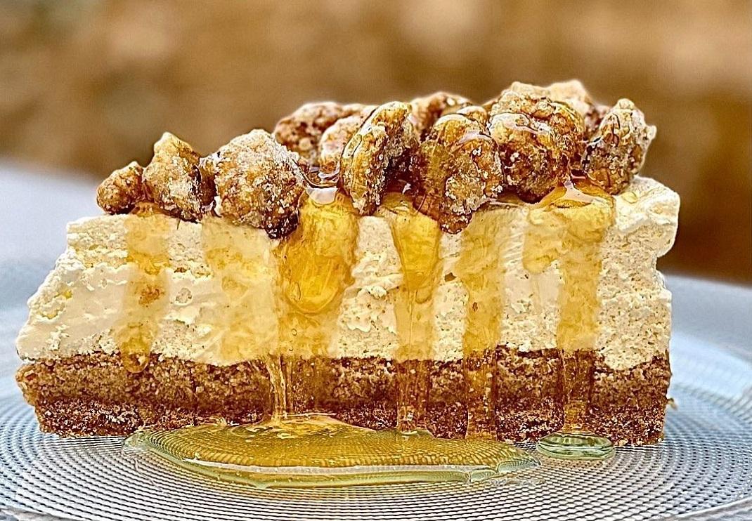  Πλακούντας με μέλι και καρύδια -ή κρητικό cheesecake / Φωτογραφία: instagram @peskesi 