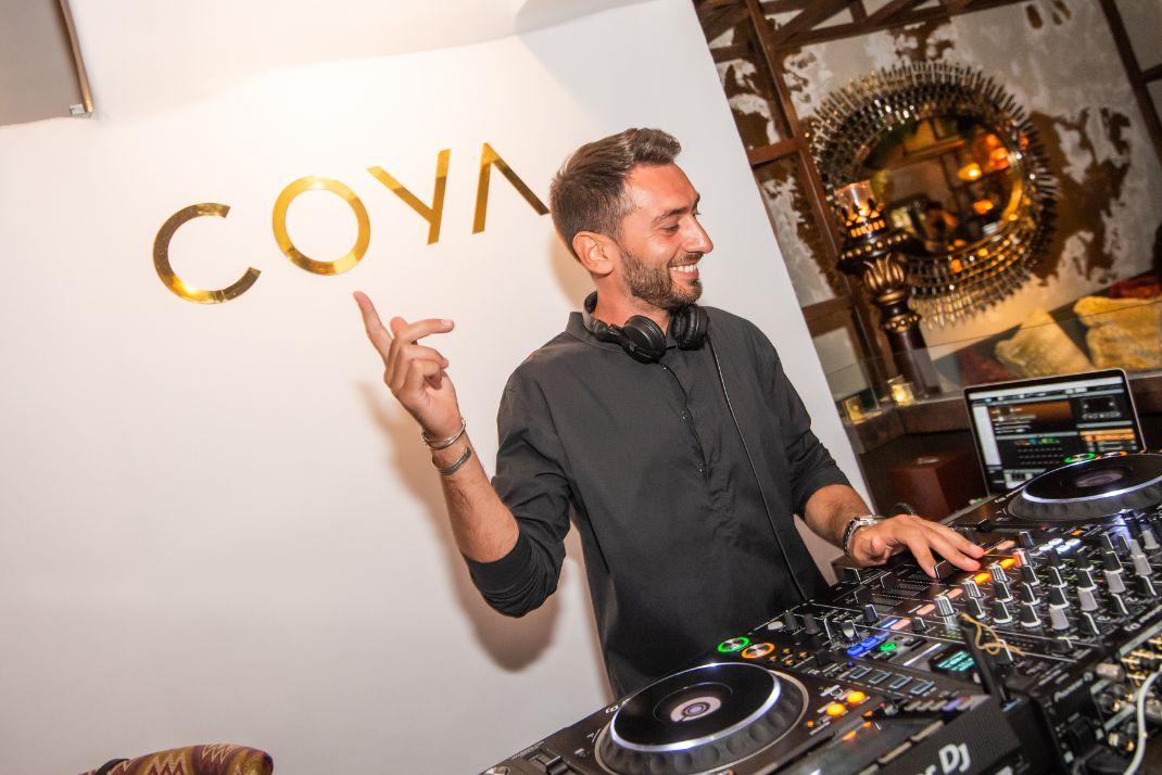 Οι DJs του Coya αναλαμβάνουν τα decks του Coya Mykonos, για να απογειώσουν το κοινό μέσα από συνδυασμούς ήχων