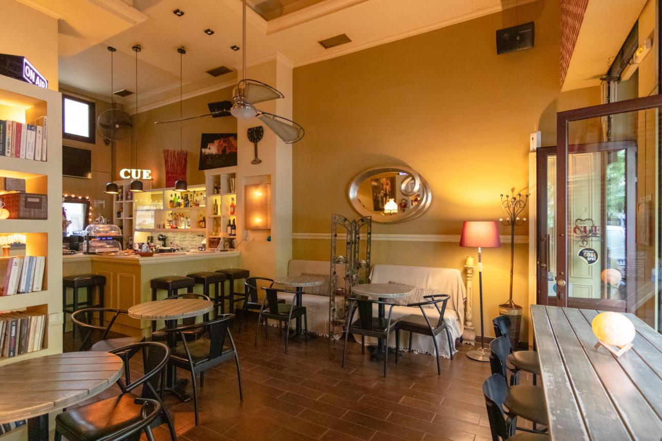 Το Cue Bistro είναι μια μικρή, καλά κρυμμένη γουστόζικη γωνιά που αποπνέει τη ζεστασιά και το μεράκι των ιδιοκτητών του.