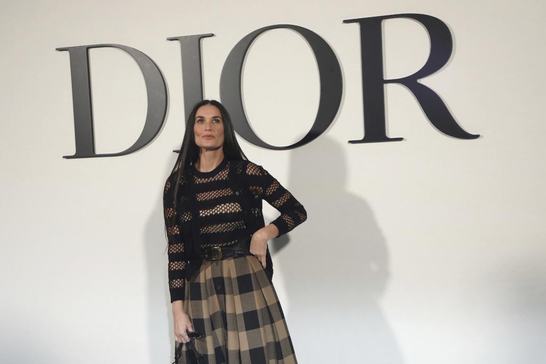 Η Ντέμι ΜΟυρ με καρό φούστα στο fashion show του Dior 