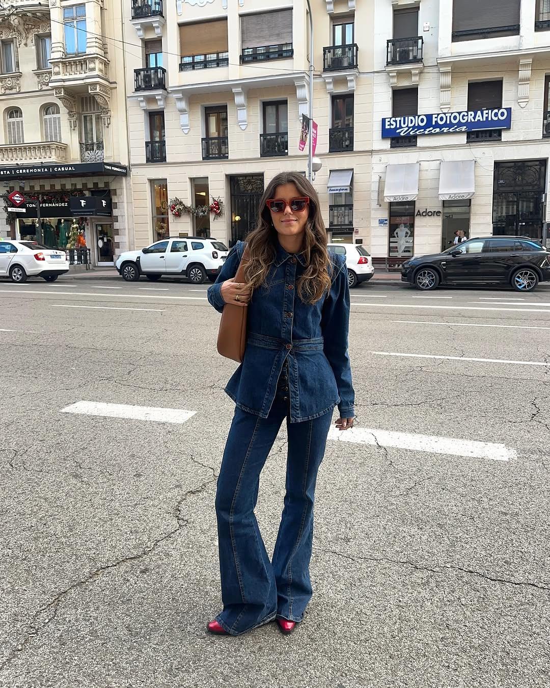 Ένα total denim λουκ/Φωτογραφία: Instagram/miniveorra