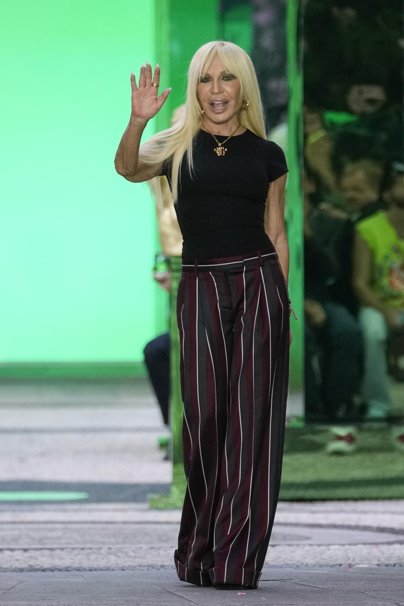  Donatella Versace: Από τις σκιές του παρελθόντος στην παγκόσμια λάμψη 