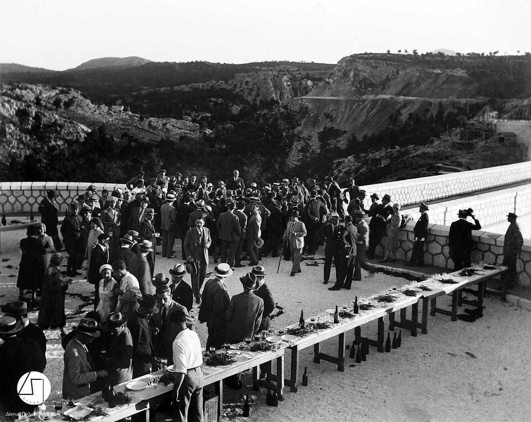 Τα εγκαίνια του Φράγματος του Μαραθώνα. Στο κέντρο απεικονίζεται ο πρωθυπουργός Ελευθέριος Βενιζέλος, 1929/ Φωτογραφία: Ιστορικό Αρχείο ΕΥΔΑΠ