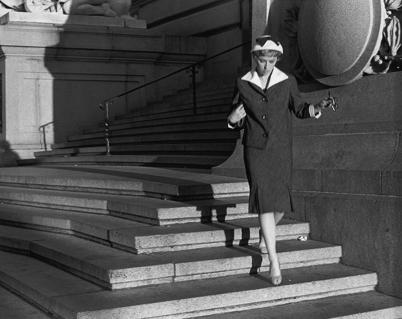 Cindy Sherman Untitled Film Still #22 1978 Εκτύπωση ζελατινο-αλογονούχου αργύρου 20,3 x 25,4 εκ. / 8 x 10 ίντσες Με την ευγενική παραχώρηση της καλλιτέχνιδας και της Hauser &amp; Wirth © Cindy Sherman