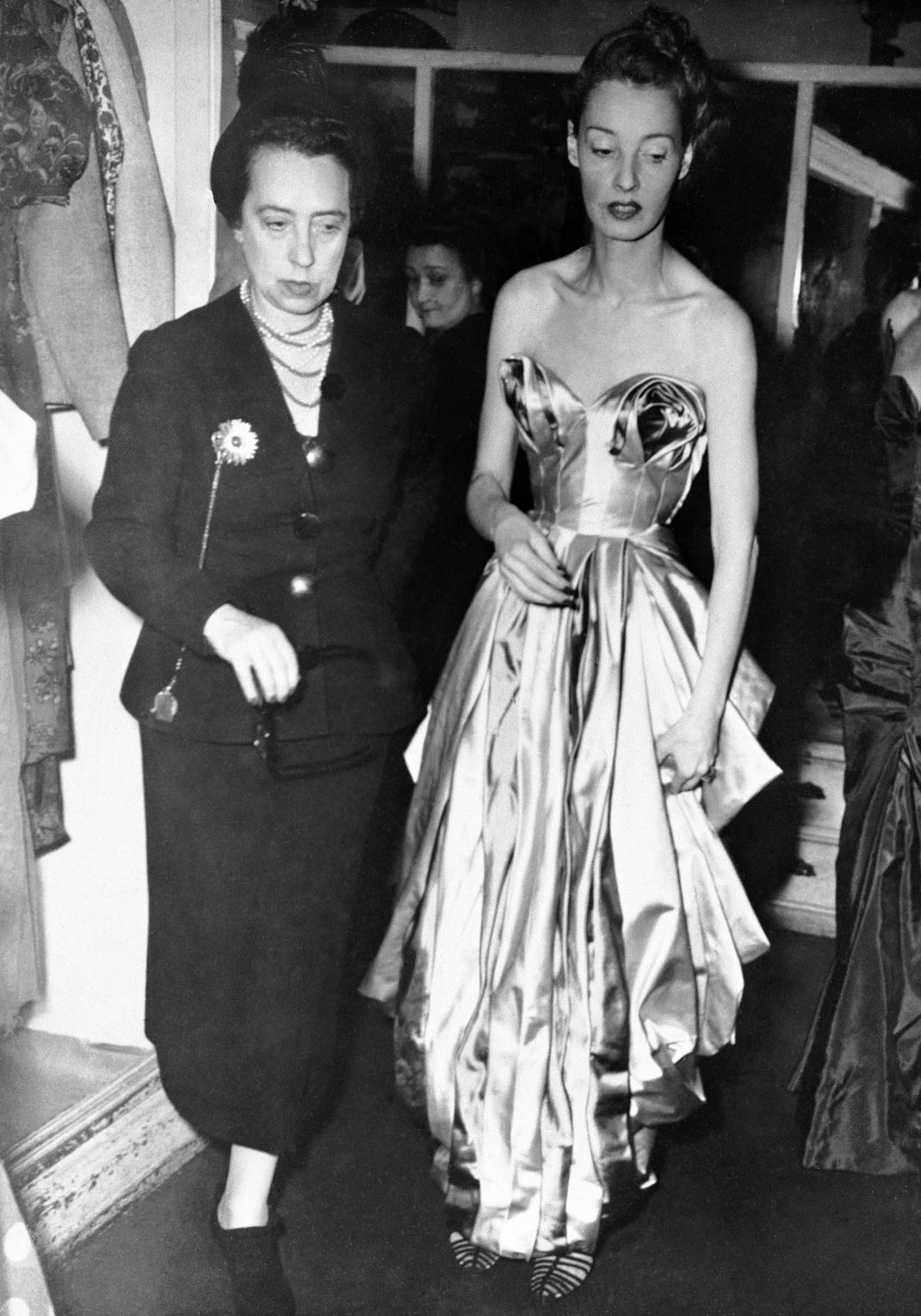 H Elsa Schiaparelli με ένα μοντέλο /AP Images 