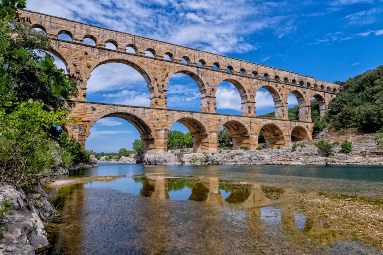 Η ρωμαϊκή γέφυρα pont du Gard έξω από την πόλη Uzès/Φωτογραφία: Shutterstock 