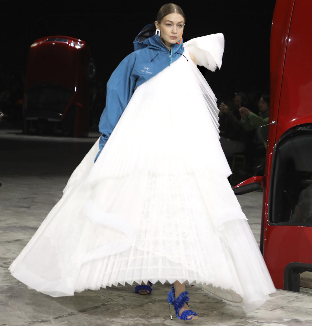 Gigi Hadid στο show του Off White στην Εβδομάδα Μόδας του Παρισιού