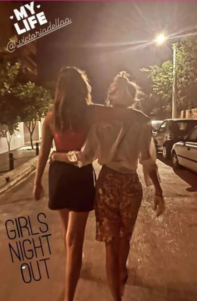 Girls night out: Η Γωγώ Μαστροκώστα περπατά αγκαλιά με την 14χρονη κόρη της 