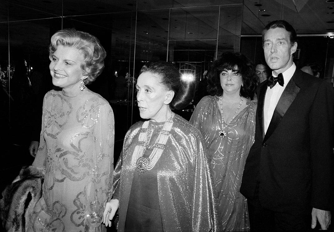 Ο Roy Halston το 1979 με τις Betty Ford, Martha Graham και Elizabeth Taylor