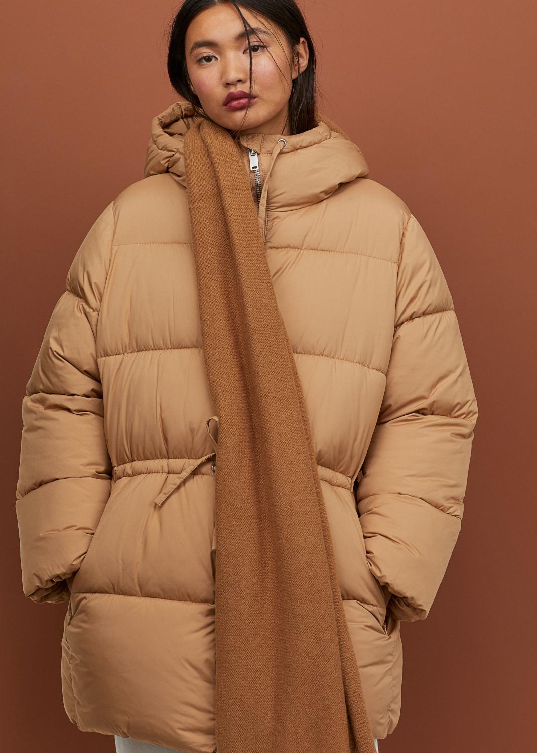 γυναίκα με puffer jacket